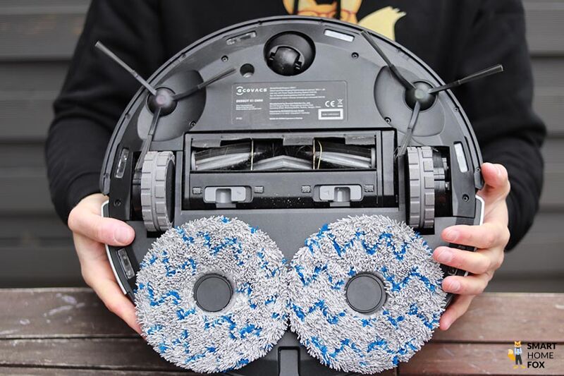 Der Ecovacs Deebot X1 OMNI wird in den Händen gehalten und die Unterseite ist zu sehen